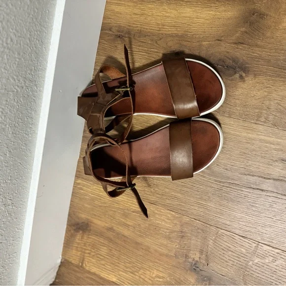 MIA Brown Sandals with White Sole - Picture 4 of 6